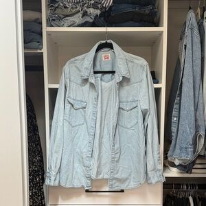 Levi's Classic Light Blue Button-Up Shirt